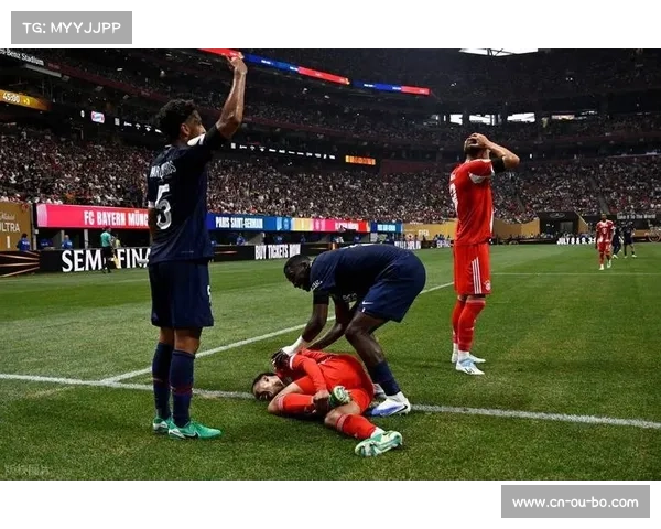 澳大利亚球员进球后与边裁击掌庆祝过度被判黄牌处罚