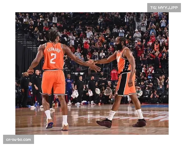 黄蜂利用马刺防守沟通失误 塞克斯顿无球跑动获大量空位 黄蜂利用马刺防守沟通失误 塞克斯顿无球跑动获大量空位